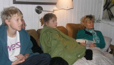 Her er det Lucas og MIkkel og Pernille, der kikker morgen-fjernsyn
