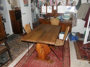 Det nye ' gamle ' bord som mor har sat i stand. Det er lavet af egetræ