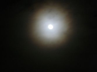 Det hedder en måne . Den er på himlen om natten.Det er vist den, der laver kulden,tror jeg.