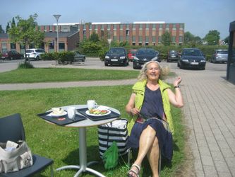 Det er Kirsten , som mor svømmer med.Hun sidder udenfor Brugsen i Helsinge og spiser lagkage sammen med mor en dag, hvor det var rigtig varmt.